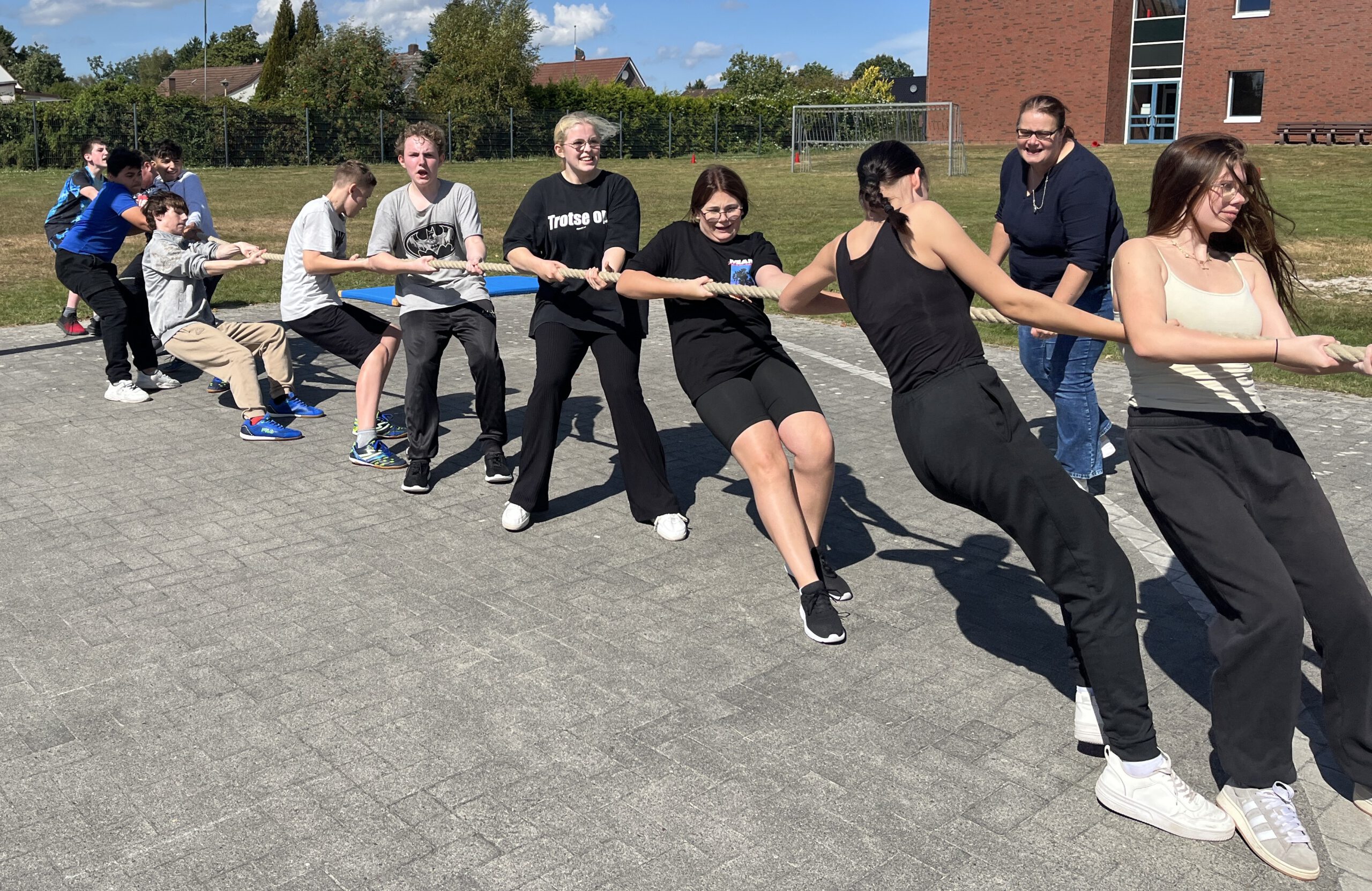 Klassiker der Teamspiele ist das Tauziehen, wo alle Schüler einer Klasse mit anpacken